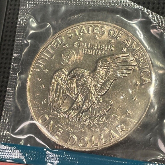 1974  Eisenhower "Ike" Dollar ~ Choice Uncirculated in Original Mint Cel… - Picture 4 of 6